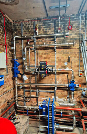 https://plumberhamiltonhill.com.au/uploads/2025/06/commercial-plumbing-923198.jpg