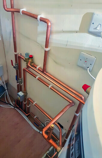 https://plumberhamiltonhill.com.au/uploads/2025/06/hot-water-301986.jpg